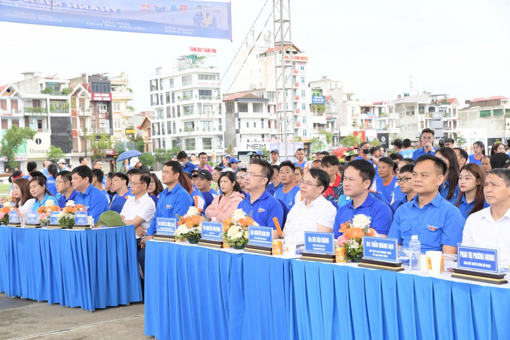 Các vị đại biểu khách mời và đông đảo thanh niên công nhân tham gia ngày hội