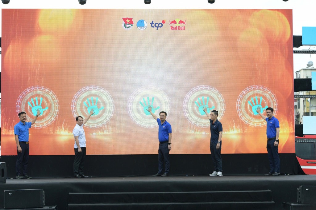 Các vị đại biểu thực hiện nghi lễ khai mạc ngày hội