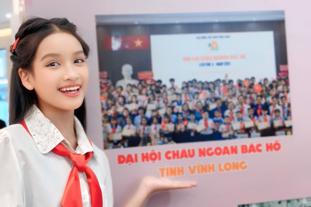 Những “bông hoa thơm” dâng Bác