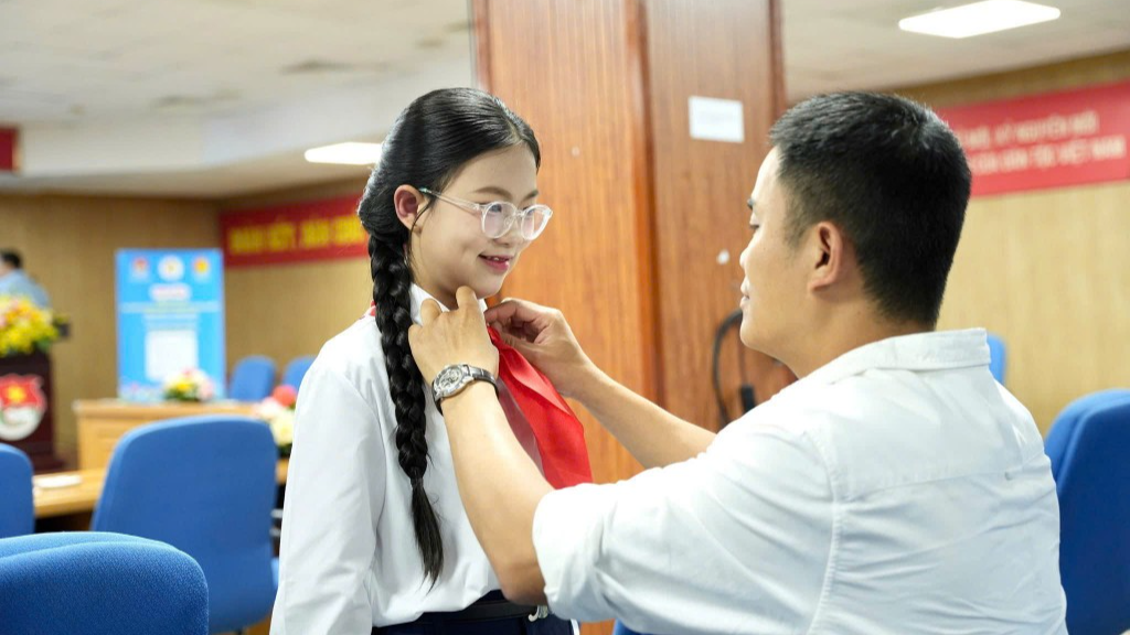 Trong nhiều hoạt động Vy Anh luôn được bố cùng đồng hành 