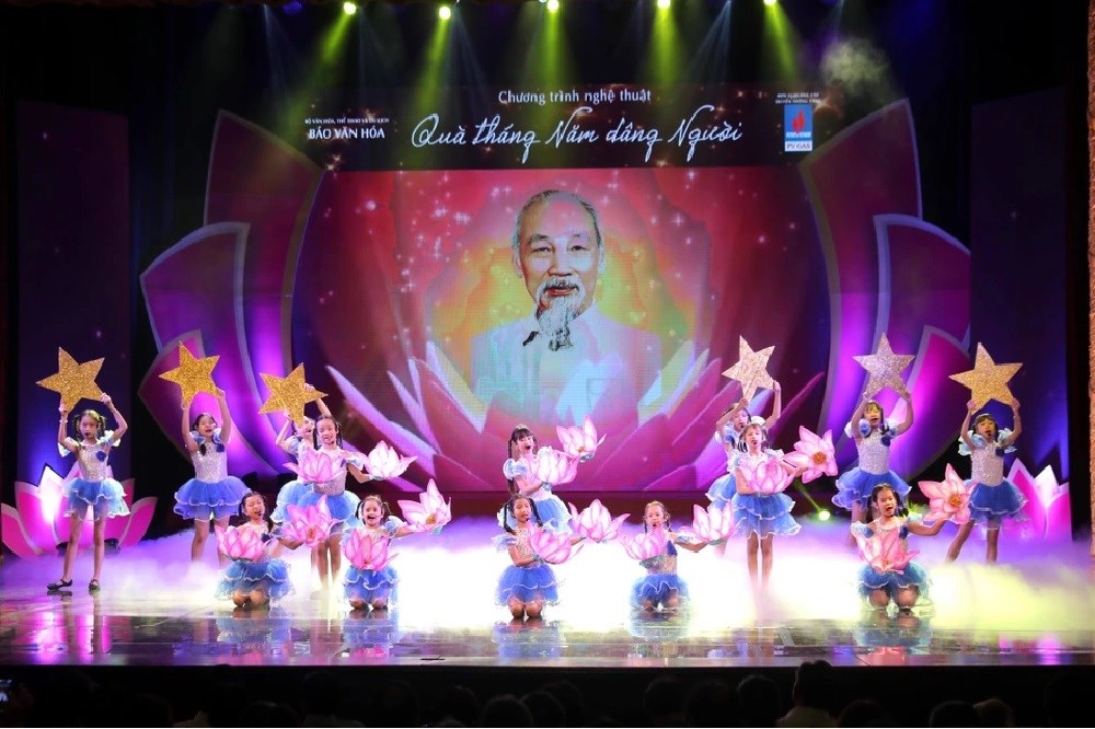 Rạng rỡ lý tưởng Hồ Chí Minh trong bản hòa ca tháng Năm