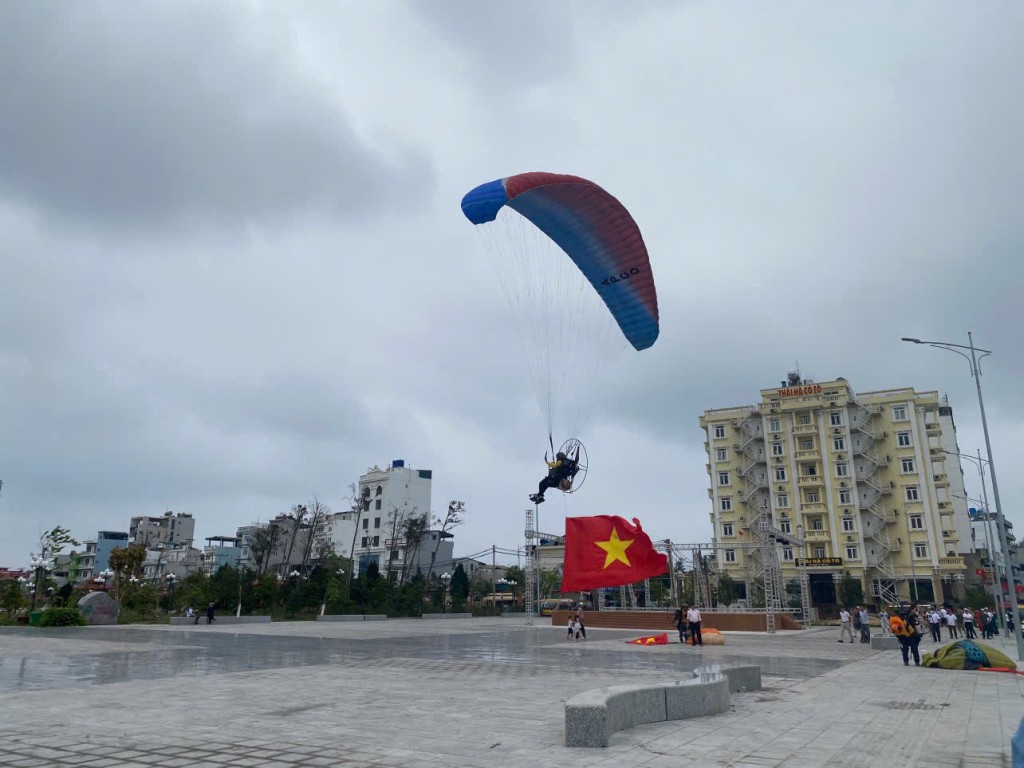 Hoạt động bay dù lượn là điểm nhấn nổi bật trong chương trình thu hút du lịch của địa phương