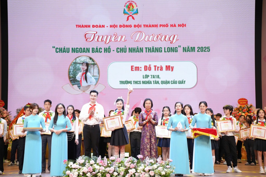 Đồng chí Phạm Thị Thanh Mai, Thành uỷ viên, Phó Trưởng Đoàn đại biểu Quốc hội chuyên trách thành phố Hà Nội và đồng chí Đào Đức Việt, Phó Bí thư Thành đoàn, Chủ tịch Hội đồng Đội thành phố Hà Nội trao khen thưởng tới em Đỗ Trà My