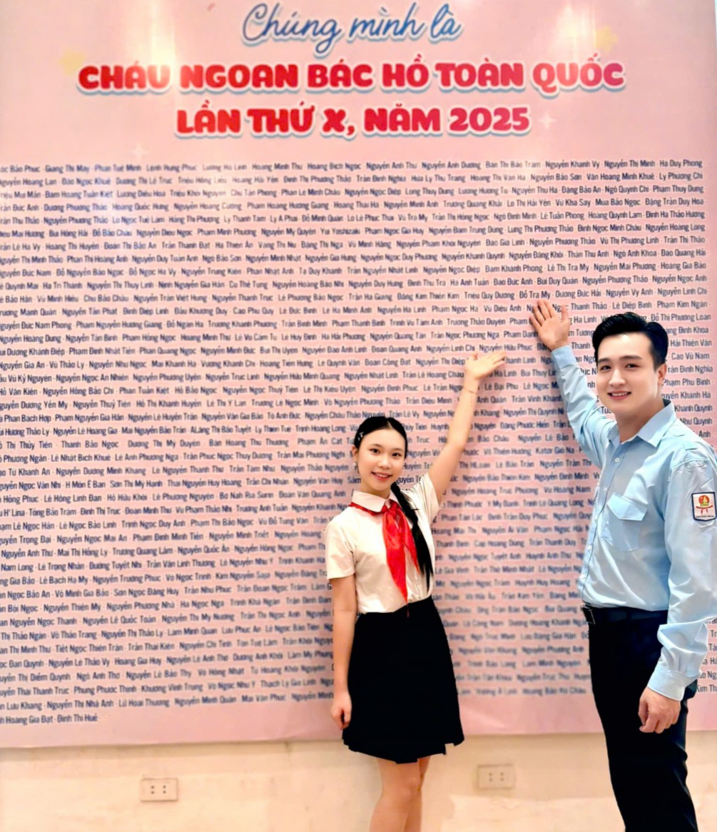 Trà My hào hứng trước bảng tên các đại biểu tham dự Đại hội Cháu ngoan Bác Hồ lần thứ X