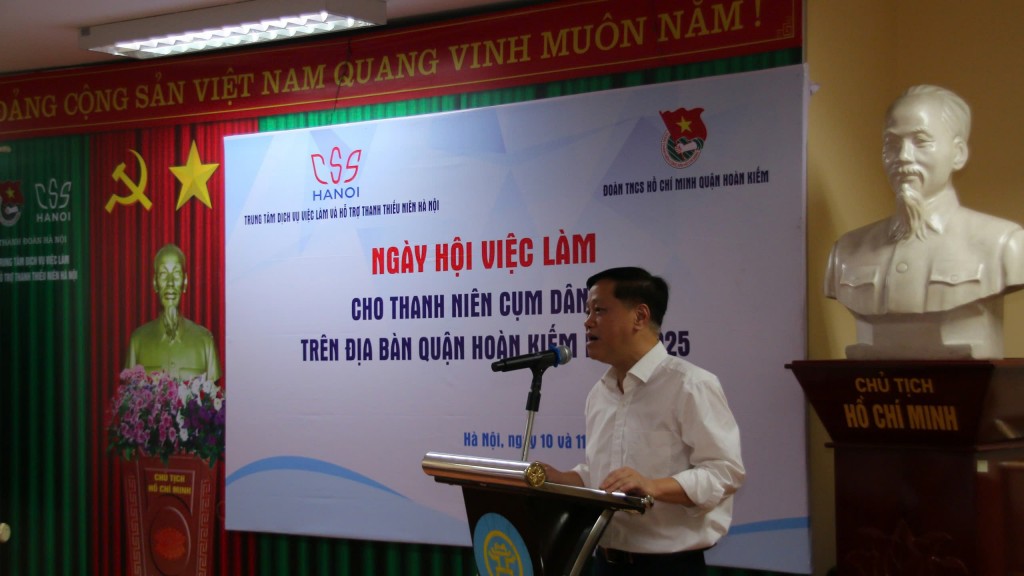 Ông Lại Hồng Đăng – Bí Thư Chi bộ, Phó Giám đốc phụ trách Trung tâm Dịch vụ việc làm và Hỗ trợ Thanh thiếu niên Hà Nội phát biểu khai mạc chương trình