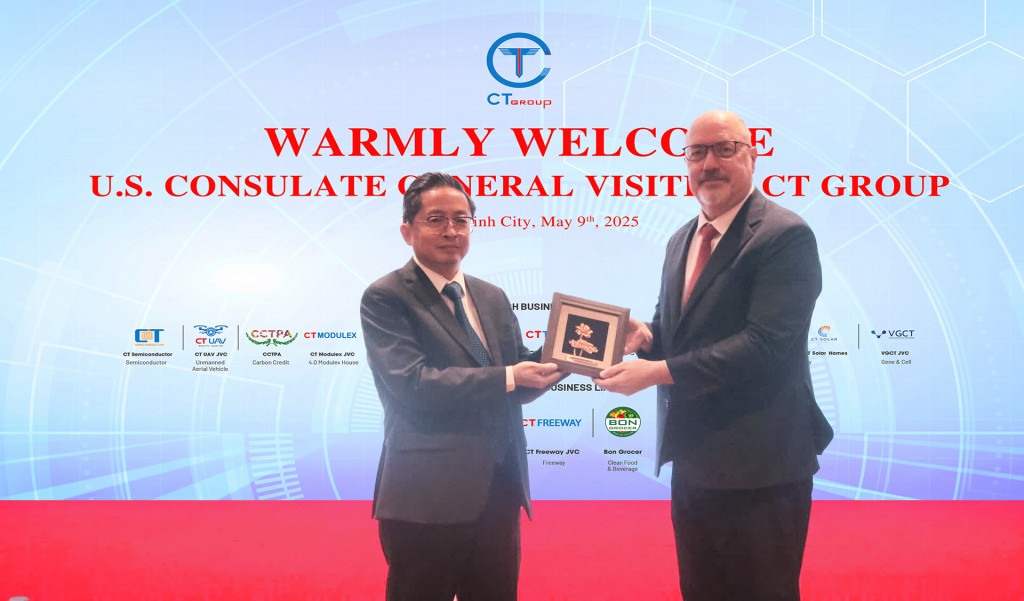 Chủ tịch CT Group trao quà lưu niệm cho đại diện phái đoàn