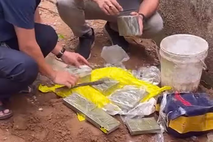 13 bánh heroin được các đối tượng cất giấu dưới đất bị lực lượng công an thu giữ.