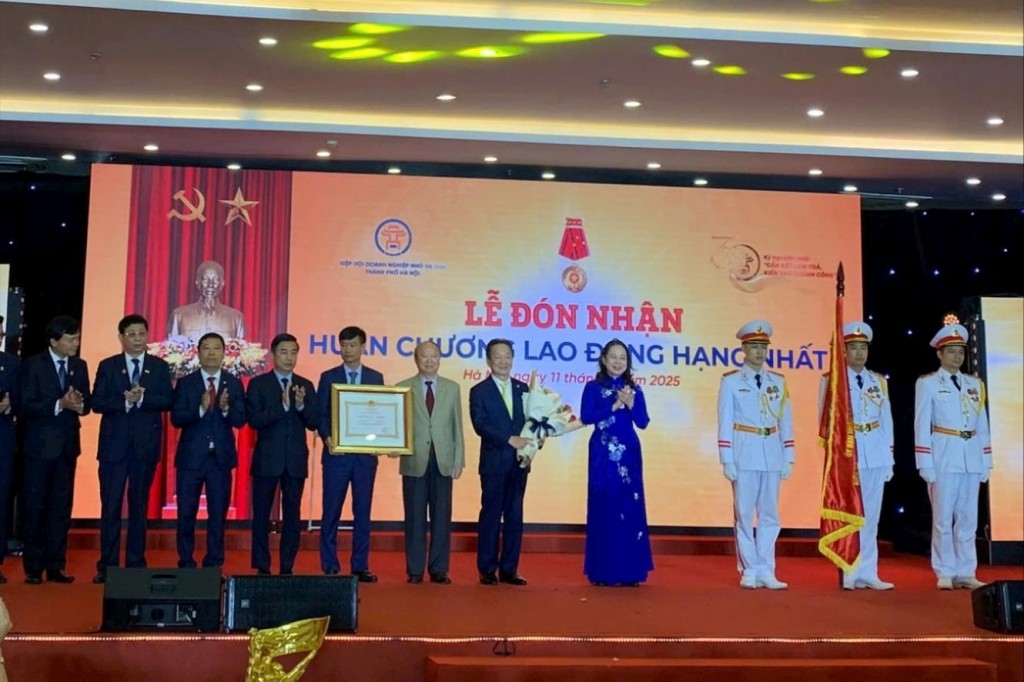 Hiệp hội Doanh nghiệp nhỏ và vừa thành phố Hà Nội đón nhận Huân chương Lao động hạng Nhất