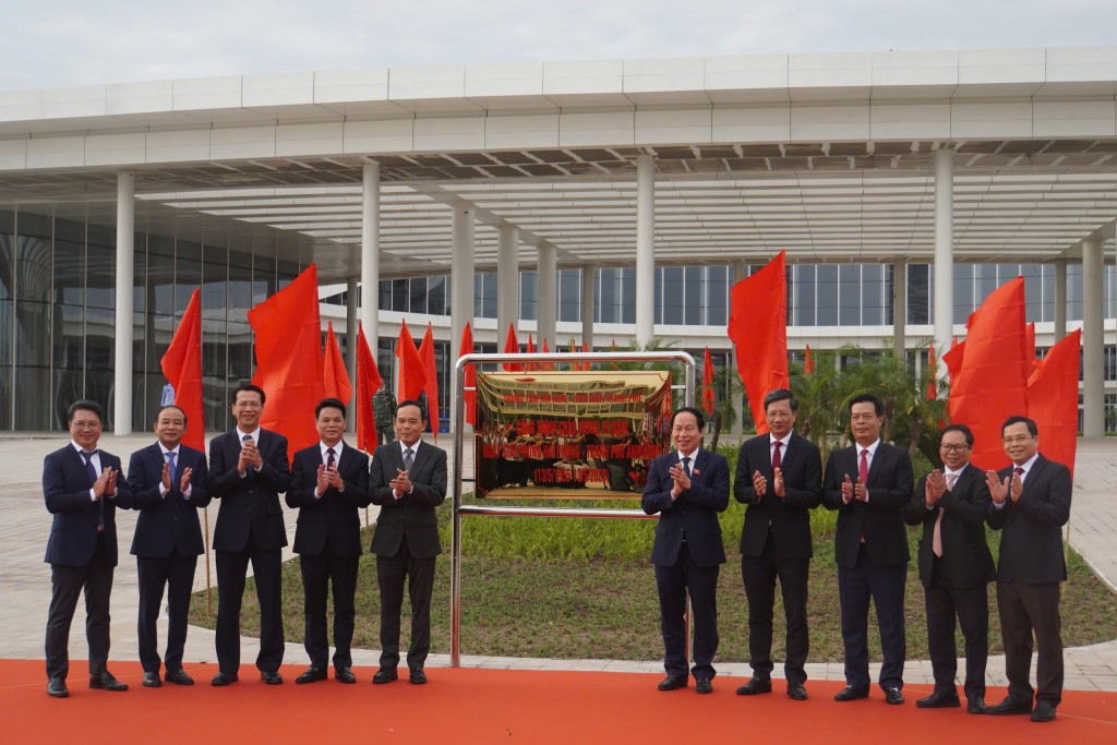 Các Đại biểu Trung ương và Thành phố gắn biển công trình 
