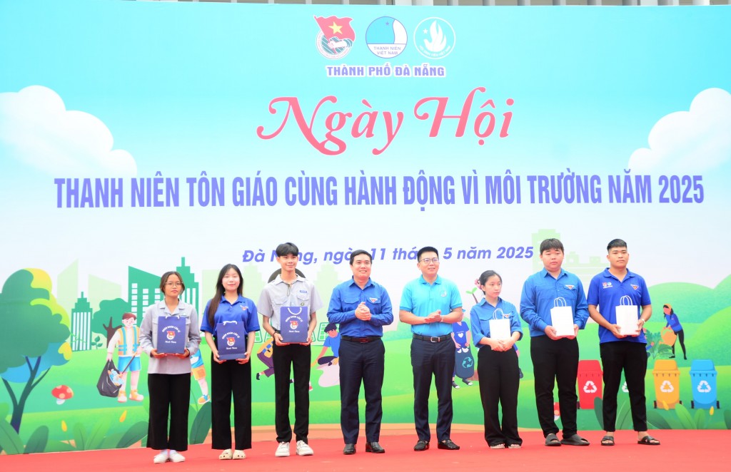 Thành đoàn Đà Nẵng trao quà cho các thanh niên tôn giáo (Ảnh Đ.Minh)