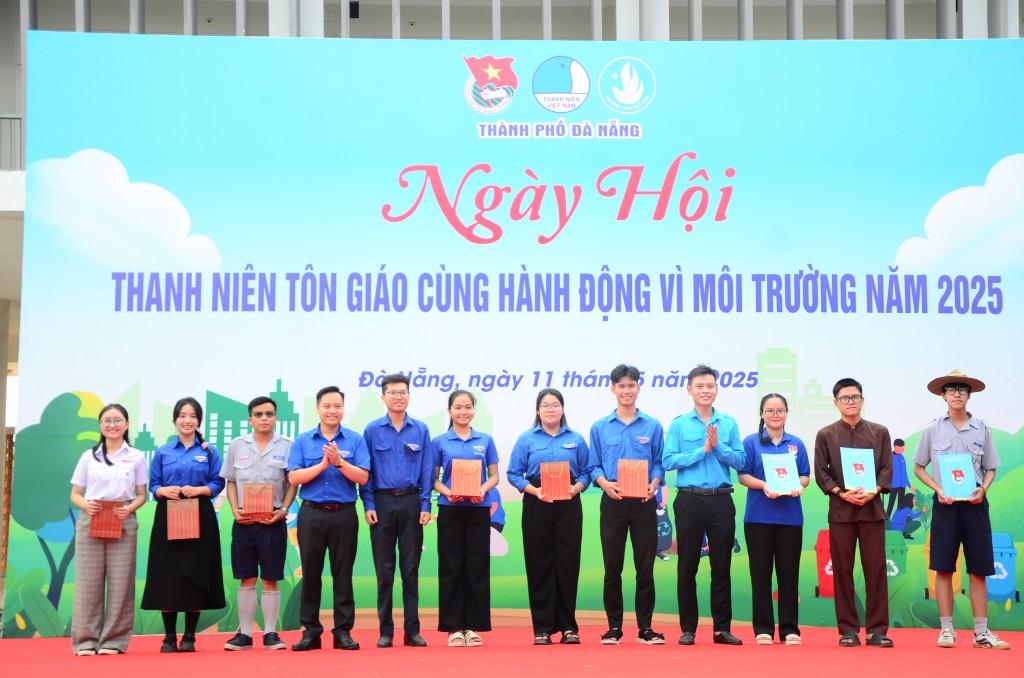 Thành đoàn – Hội LHTN thành phố Đà Nẵng kêu gọi, kết nối thanh niên các tôn giáo chung tay xây dựng thành phố xanh - sạch - đẹp (Ảnh Đ.Minh)
