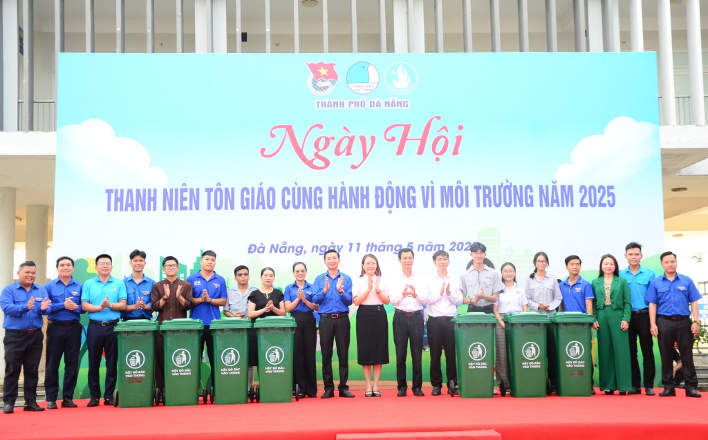 Thành đoàn Đà Nẵng trao tặng 14 thùng rác cho các cơ sở tôn giáo (Ảnh Đ.Minh)