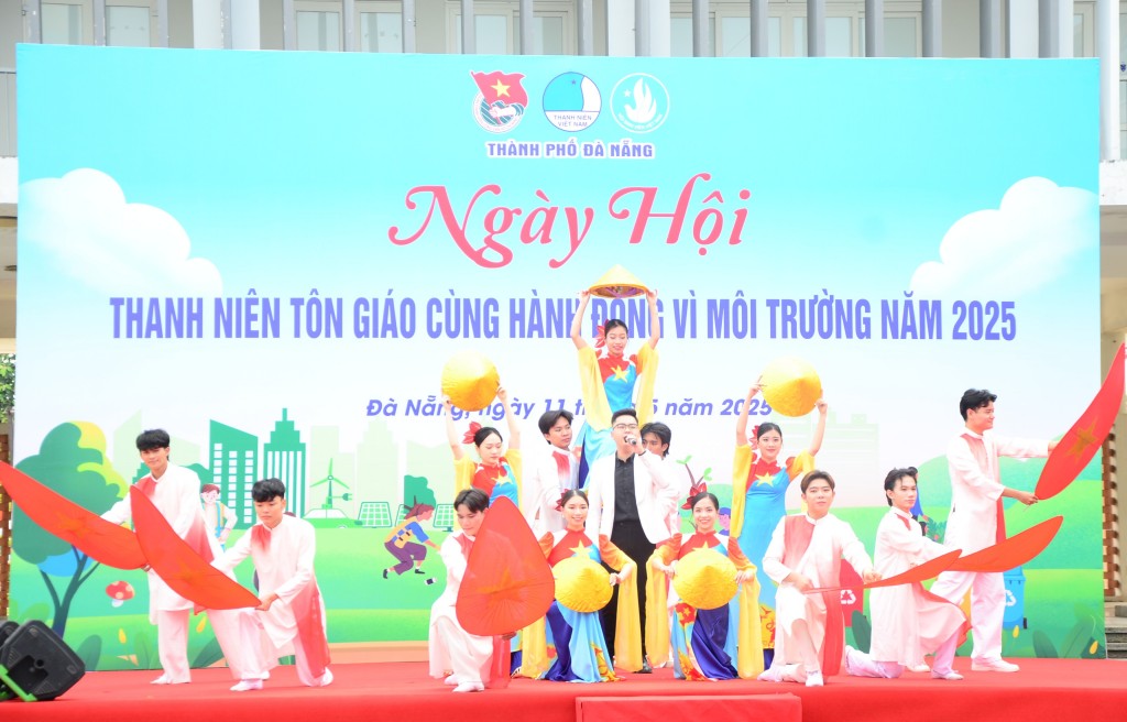 Thanh niên Đà Nẵng thi văn nghệ với chủ đề các ca khúc ngợi ca quê hương đất nước và truyền thống tốt đẹp của các tôn giáo (Ảnh Đ.Minh)