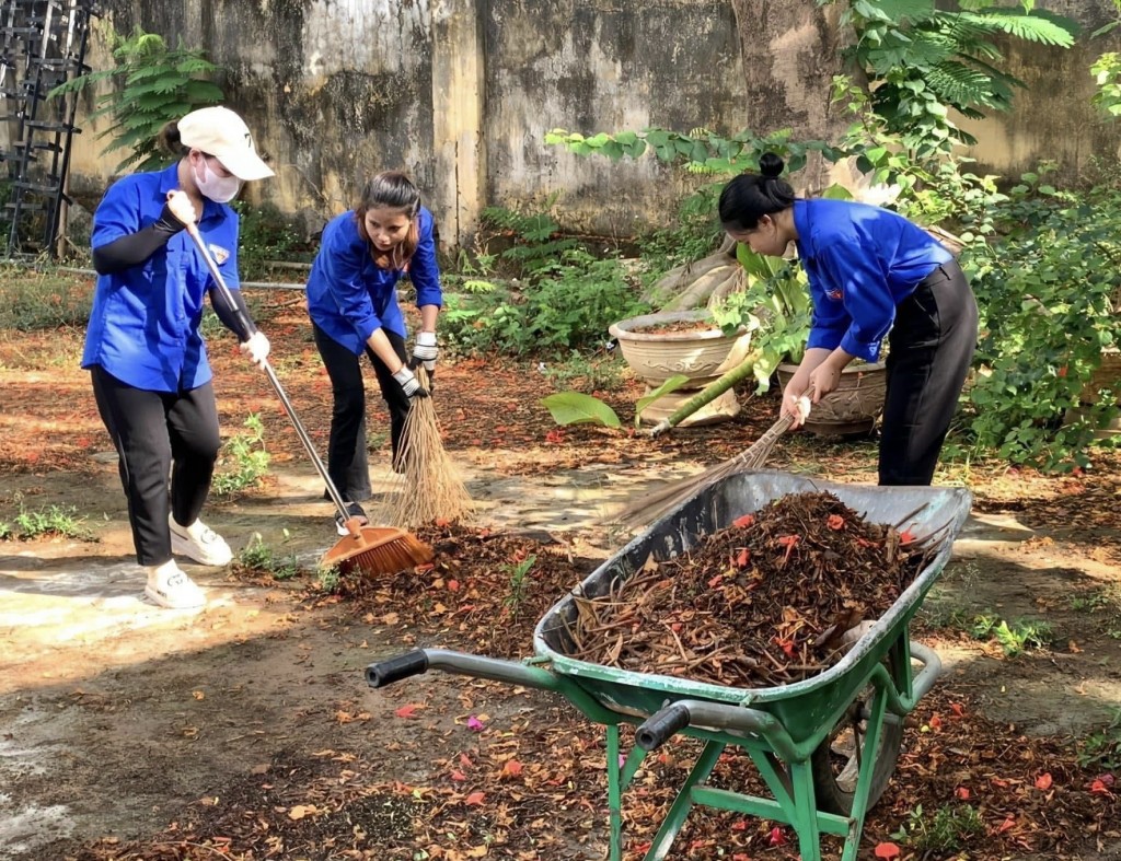 Dọn dẹp vệ sinh đường phố, phân loại rác tại nguồn 