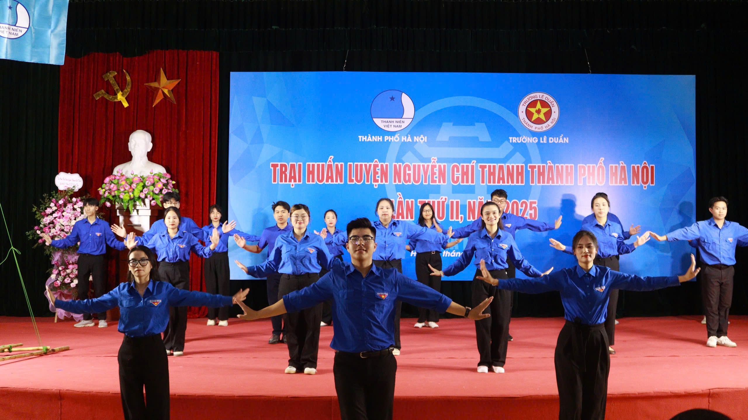 Các tiết mục văn nghệ chào mừng tại chương trình. Các tiết mục văn nghệ chào mừng tại chương trình.