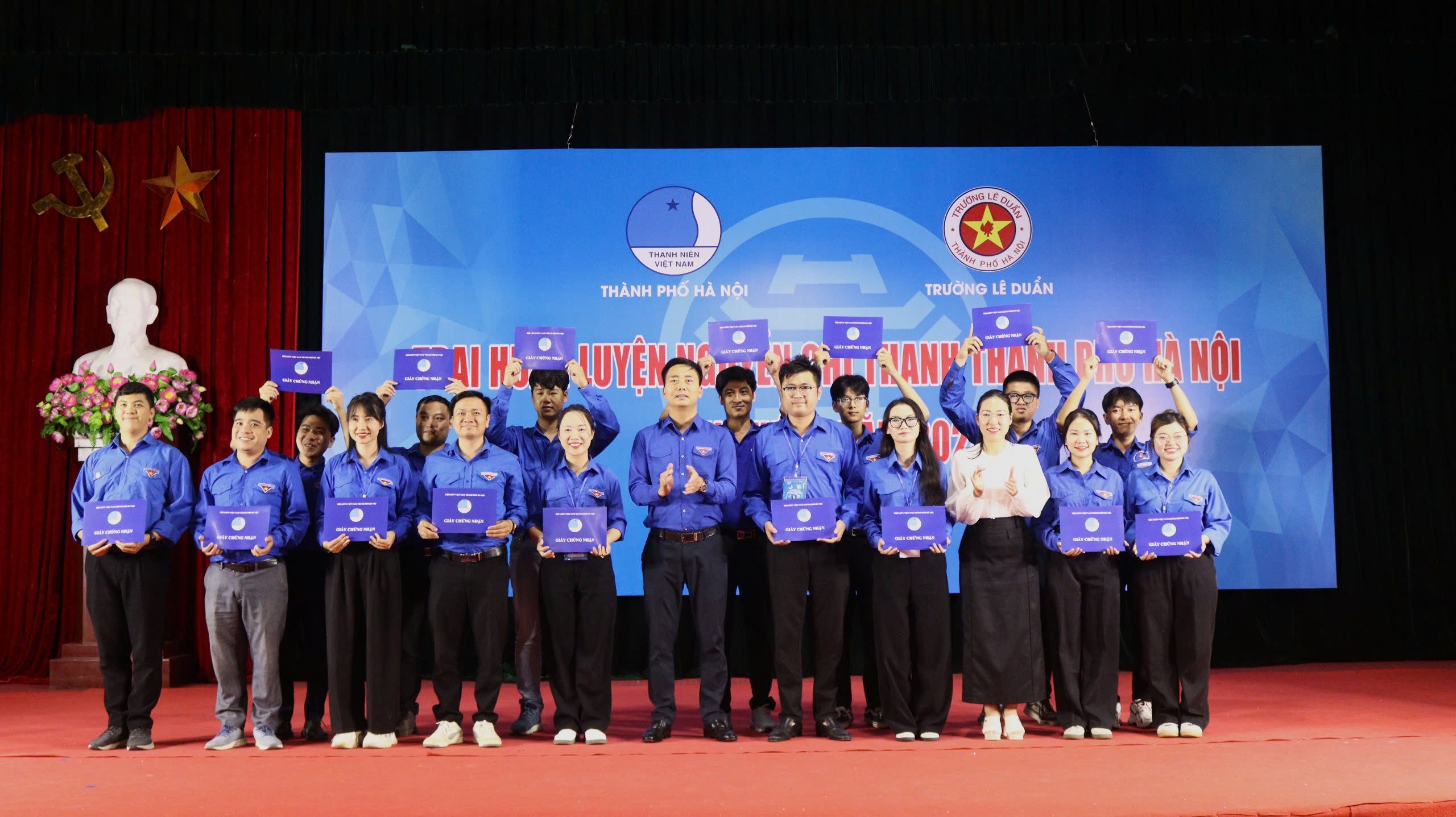 Anh Nguyễn Đức Tiến, UVBCH Trung ương Đoàn, Phó Bí thư Thường trực Thành đoàn, Chủ tịch Hội LHTN Việt Nam thành phố Hà Nội và chị Nguyễn Thị Mai Hương, Hiệu trưởng Trường Lê Duẩn trao giấy chứng nhận hoàn thành chương trình huấn luyện kỹ năng Trại Nguyễn Chí Thanh lần thứ 2 cho trại sinh. Anh Nguyễn Đức Tiến, UVBCH Trung ương Đoàn, Phó Bí thư Thường trực Thành đoàn, Chủ tịch Hội LHTN Việt Nam thành phố Hà Nội và chị Nguyễn Thị Mai Hương, Hiệu trưởng Trường Lê Duẩn trao giấy chứng nhận hoàn thành chương trình huấn luyện kỹ năng Trại Nguyễn
