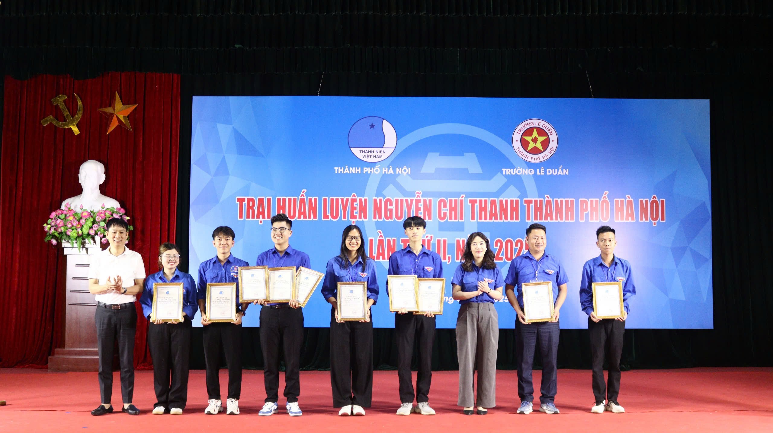 Bạn trẻ Chử Tuấn Ninh (từ trái sang phải, thứ tư) là trại sinh xuất sắc giành kỷ lục 3 môn đứng đầu. Bạn trẻ Chử Tuấn Ninh (từ trái sang phải, thứ tư) là trại sinh xuất sắc giành kỷ lục 3 môn đứng đầu.