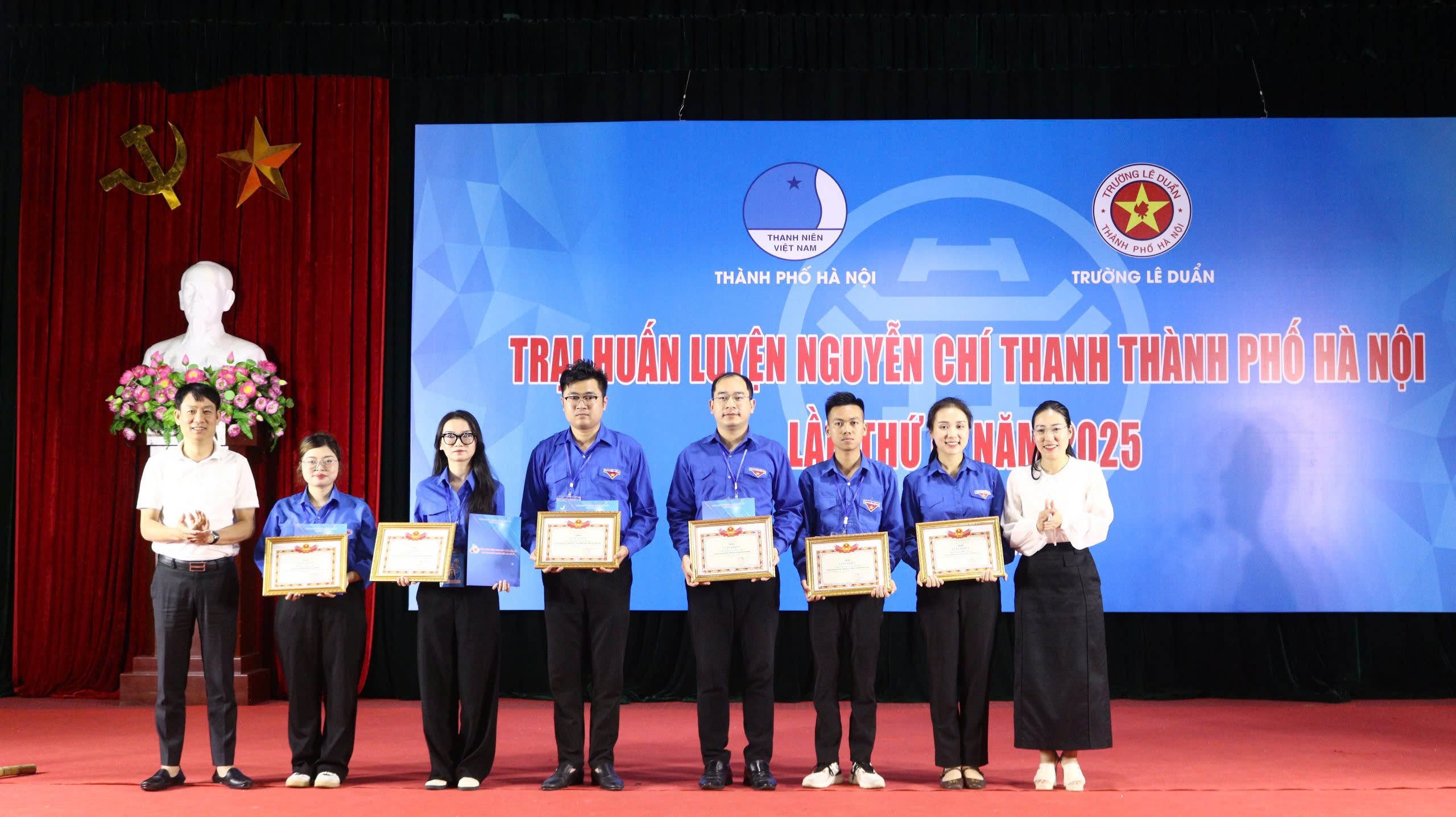 Chị Nguyễn Thị Mai Hương, Hiệu trưởng Trường Lê Duẩn và anh Phùng Trí Dũng, Phó Hiệu trưởng Trường Lê Duẩn trao chứng nhận Kỷ lục môn trong đợt huấn luyện cho trại sinh. Chị Nguyễn Thị Mai Hương, Hiệu trưởng Trường Lê Duẩn và anh Phùng Trí Dũng, Phó Hiệu trưởng Trường Lê Duẩn trao chứng nhận Kỷ lục môn trong đợt huấn luyện cho trại sinh.