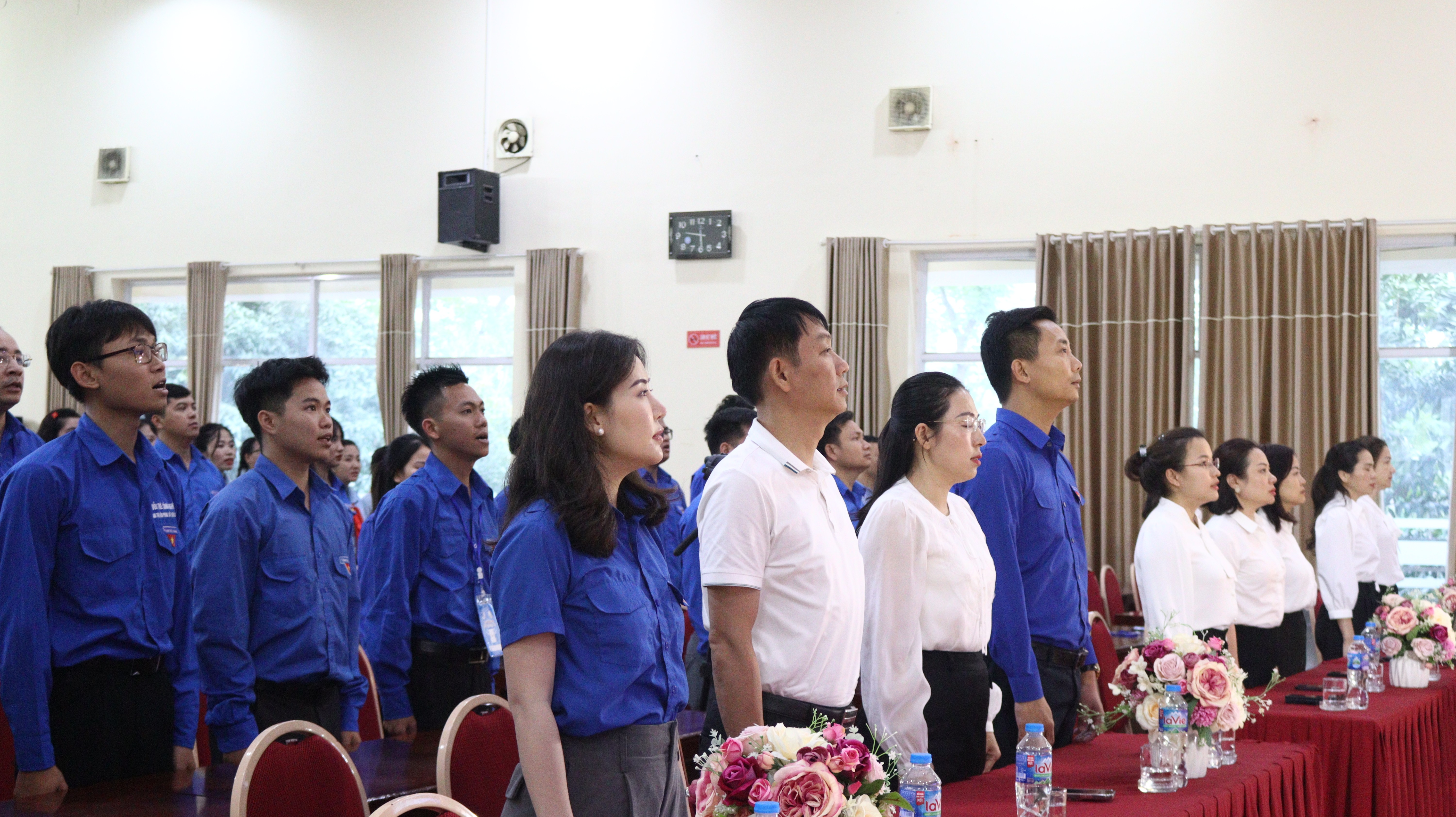 Đại biểu tham dự chương trình và trại sinh làm lễ chào cờ. Đại biểu tham dự chương trình và trại sinh làm lễ chào cờ.
