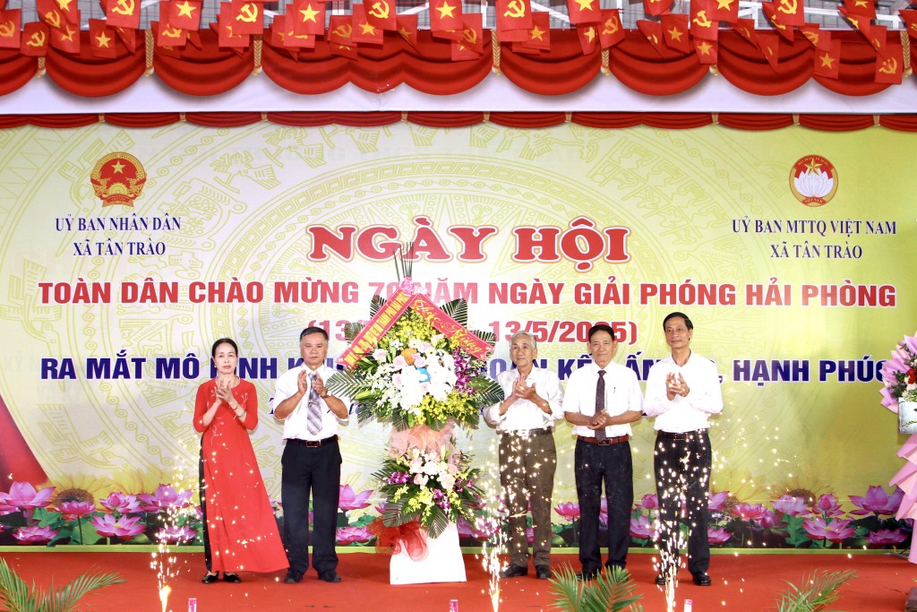 Đồng chí Đỗ Mạnh Hiến, Phó Bí thư Thường trực Thành uỷ tặng hoa lãnh đạo xã Tân Trào