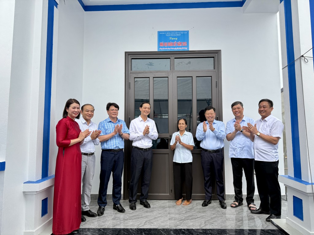 Các đồng chí lãnh đạo Thành phố và huyện Kiến Thuỵ Khánh thành nhà “ Đại đoàn kết” tại xã Tân Trào