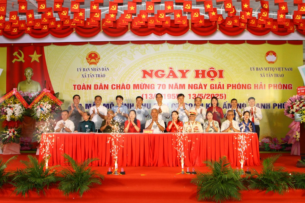 Tặng quà cho các gia đình khó khăn.