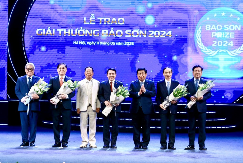 Phó Thủ tướng Chính phủ Nguyễn Chí Dũng tặng hoa Hội đồng giải thưởng - Ảnh: VGP/Thu Sa