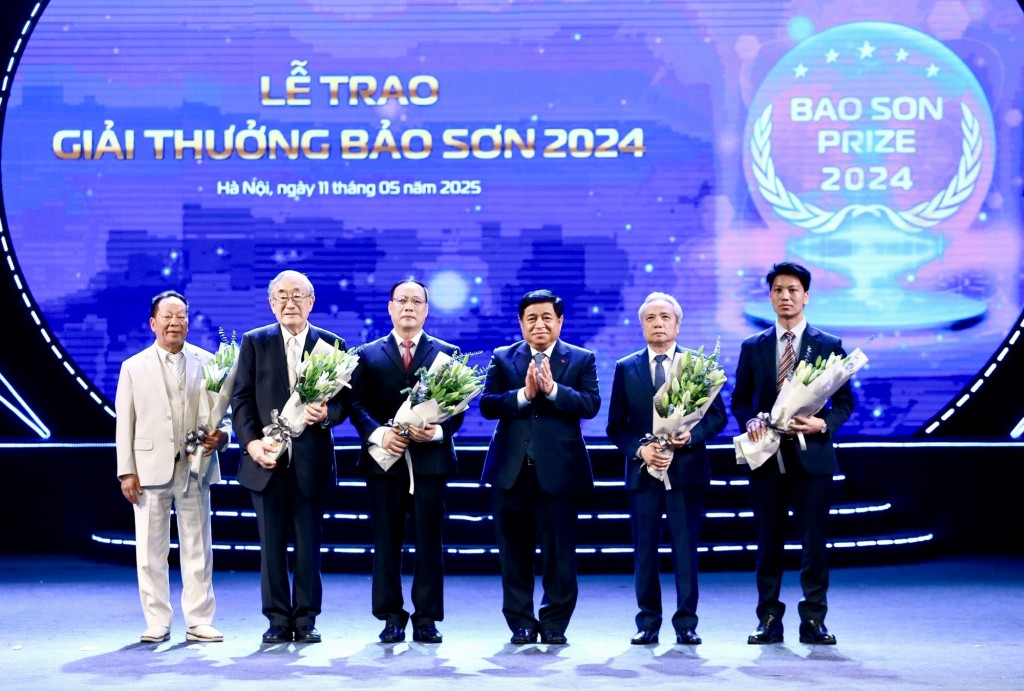 Phó Thủ tướng Chính phủ Nguyễn Chí Dũng tặng hoa các tác giả đc giải - Ảnh: VGP/Thu Sa