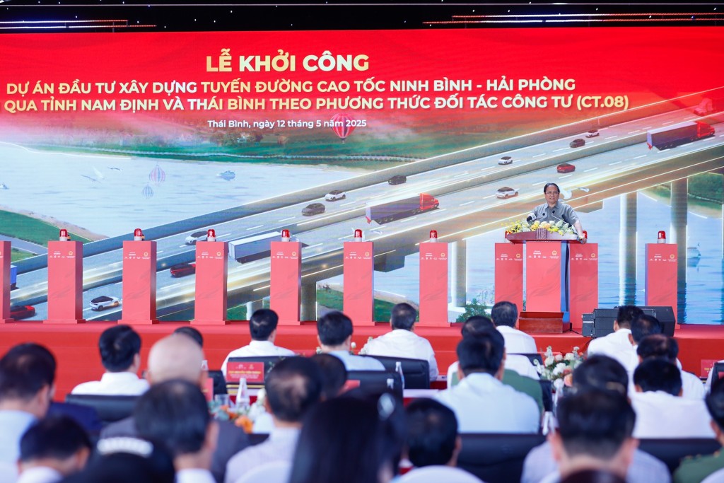 Theo Thủ tướng, muốn làm giàu, phát triển công nghiệp thì phải làm đường, trong khi tại đồng bằng sông Hồng thì Thái Bình là tỉnh khó khăn nhất về giao thông - Ảnh: VGP/Nhật Bắc