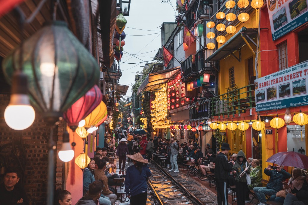 Phố đường tàu là điểm hút khách du lịch cả ngày lẫn đêm. Ảnh: Istock