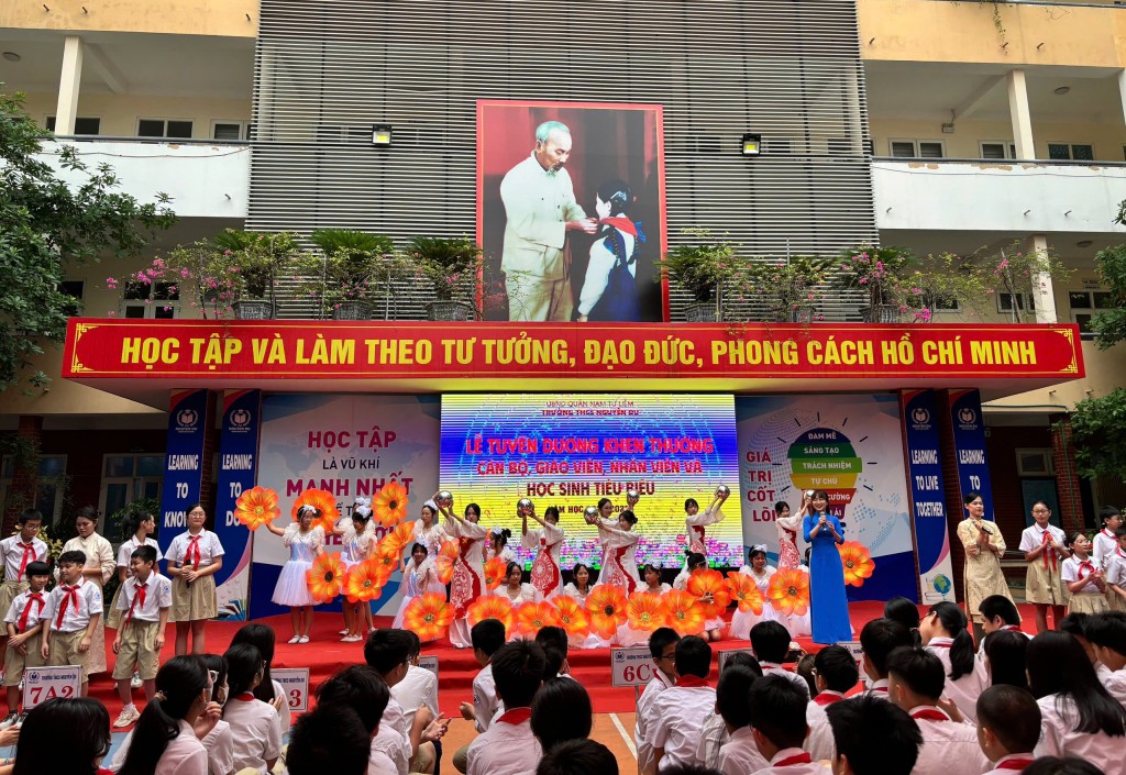 Tiết mục văn nghệ đặc sắc của học sinh Trường THCS Nguyễn Du chào mừng chương trình