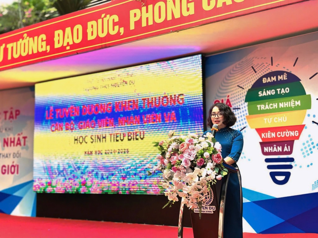 Trường THCS Nguyễn Du khen thưởng cán bộ, giáo viên, học sinh tiêu biểu