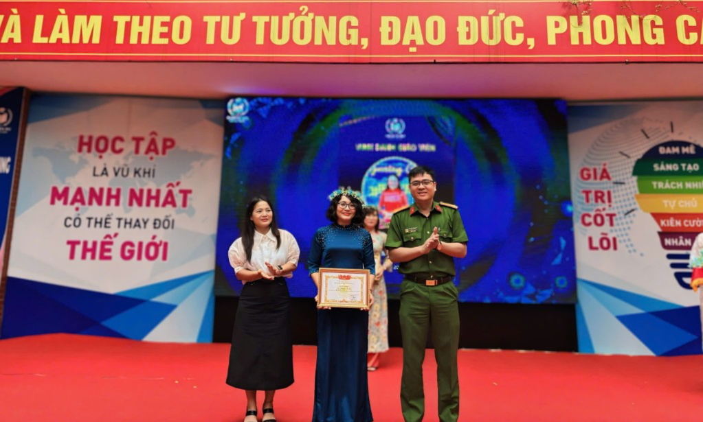 Trường THCS Nguyễn Du khen thưởng cán bộ, giáo viên, học sinh tiêu biểu