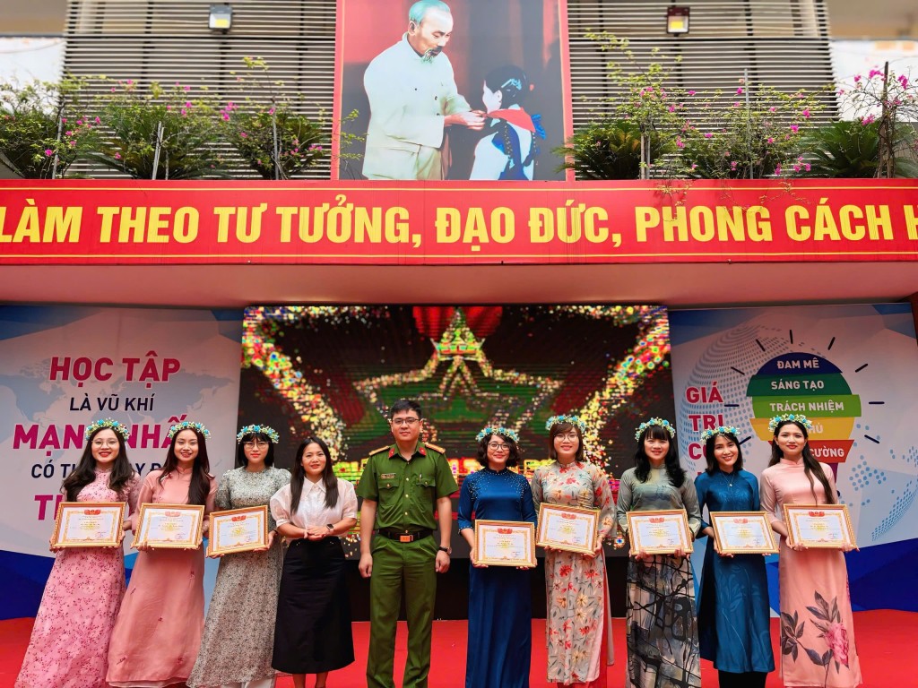 Trường THCS Nguyễn Du khen thưởng cán bộ, giáo viên, học sinh tiêu biểu