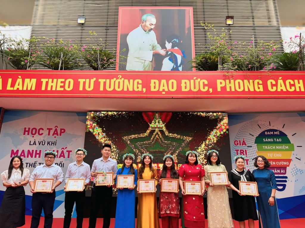 Trường THCS Nguyễn Du khen thưởng cán bộ, giáo viên, học sinh tiêu biểu