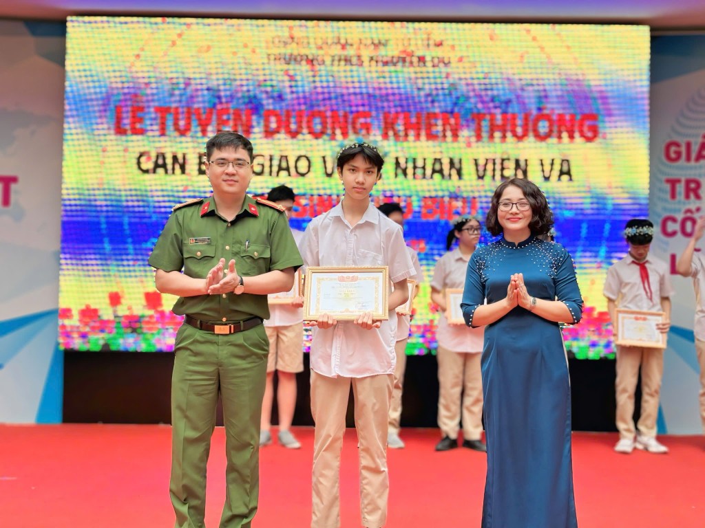 Trường THCS Nguyễn Du khen thưởng cán bộ, giáo viên, học sinh tiêu biểu