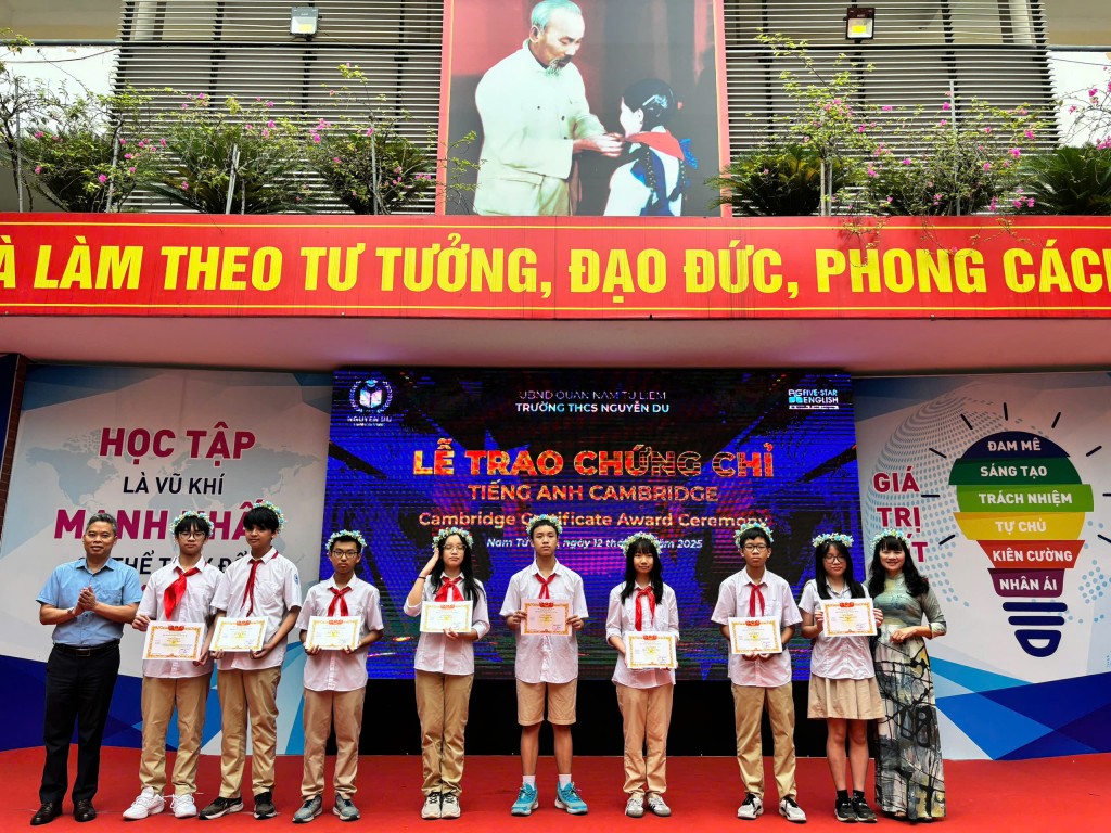Trường THCS Nguyễn Du khen thưởng cán bộ, giáo viên, học sinh tiêu biểu