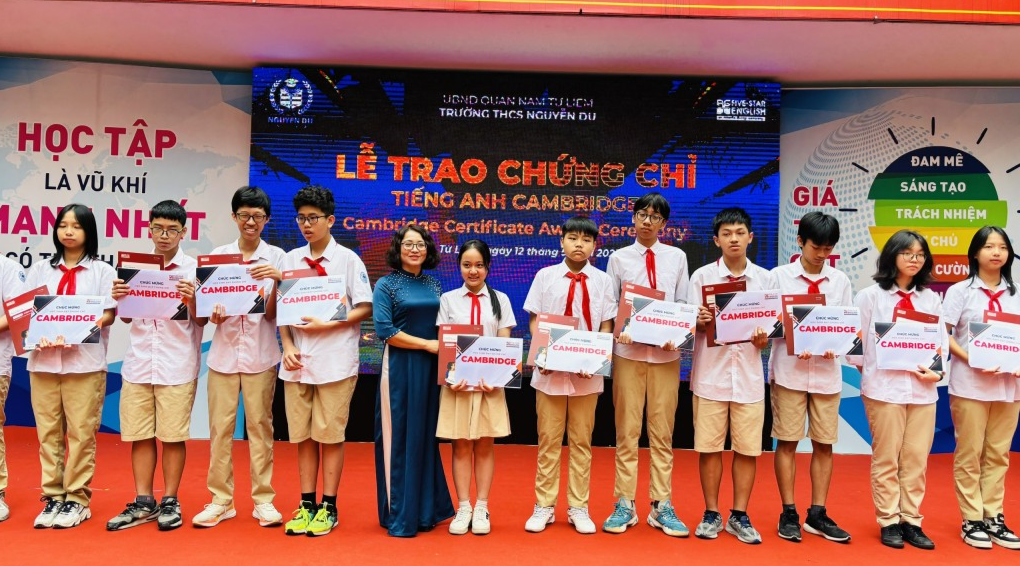 Trường THCS Nguyễn Du khen thưởng cán bộ, giáo viên, học sinh tiêu biểu