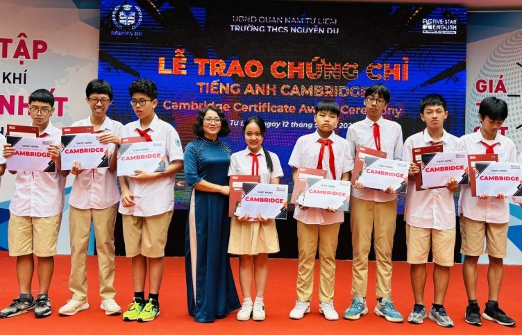 Trường THCS Nguyễn Du khen thưởng cán bộ, giáo viên, học sinh tiêu biểu