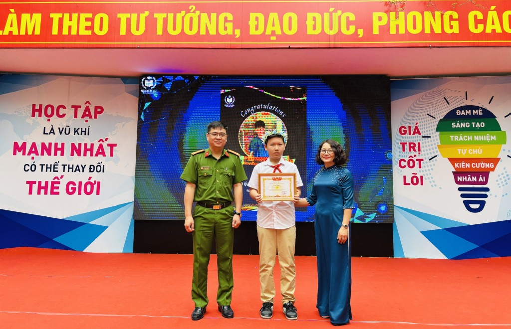 Trường THCS Nguyễn Du khen thưởng cán bộ, giáo viên, học sinh tiêu biểu