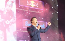 Ca sĩ Đông Hùng truyền năng lượng tích cực tới công nhân