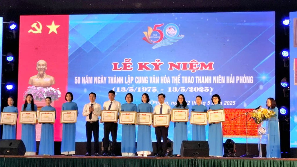Bí Thư Thành đoàn Hải Phòng - Lê Khắc Nguyên Anh tặng bằng khen cho các cá nhân có thành tích của Cung VHTT Thanh niên thành phố