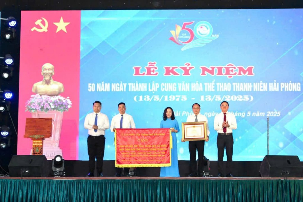 UBND TP. Hải Phòng tặng bức trướng và bằng khên 
