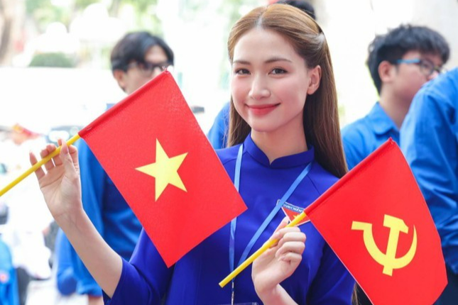 Ca sỹ Hòa Minzy