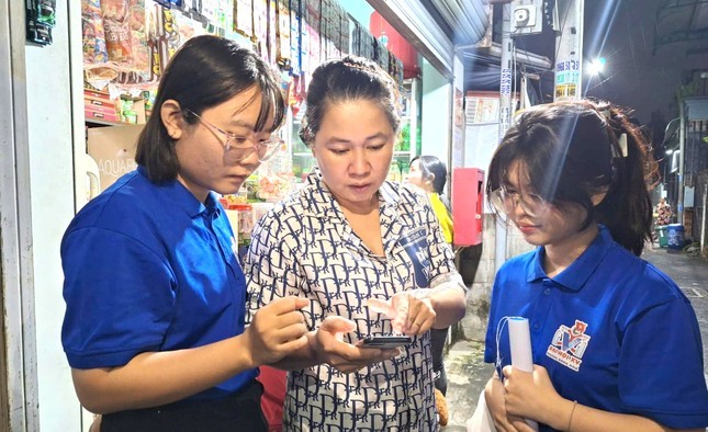 Tình nguyện viên đến tận nhà dân, khu trọ để hướng dẫn sử dụng dịch vụ công trực tuyến