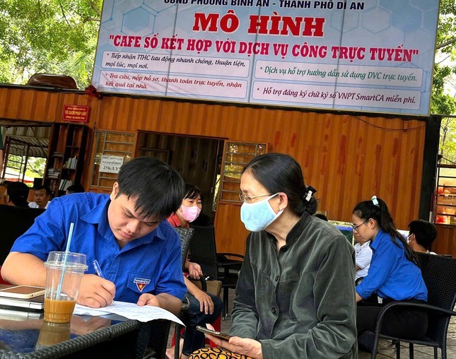 Tình nguyện viên hướng dẫn người dân sử dụng công nghệ số mọi lúc, mọi nơi