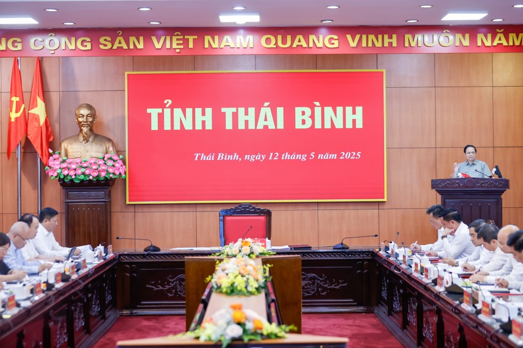 Thủ tướng đề nghị nghiên cứu, làm ngay tuyến đường thẳng nhất với quy mô 10 làn từ khu vực TP. Hưng Yên tới khu vực TP. Thái Bình - Ảnh: VGP/Nhật Bắc