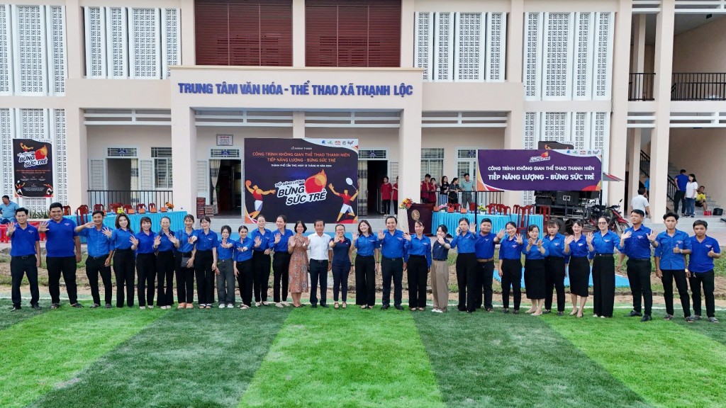 Đại diện công ty TCP Việt Nam, Trung ương Hội LHTN Việt Nam và Trung tâm Tình nguyện Quốc gia tại Lễ khánh thành Công trình “Không gian Thể thao Thanh niên - Tiếp năng lượng, bừng sức trẻ” thành phố Cần Thơ