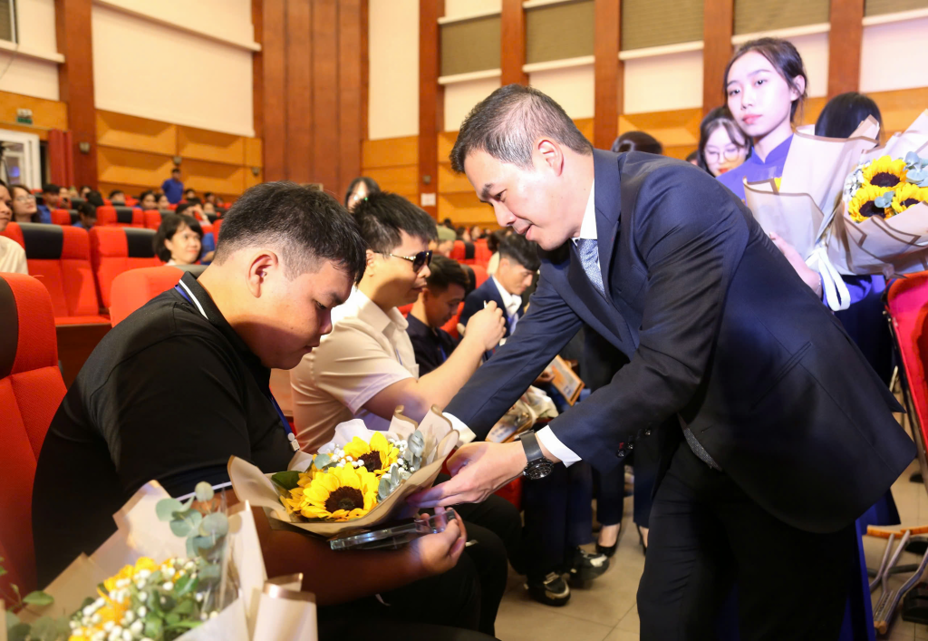 Ông Nguyễn Quang Hiền Huy, Tổng Giám đốc TCP Việt Nam tại lễ vinh danh “Tỏa sáng Nghị lực Việt 2024”