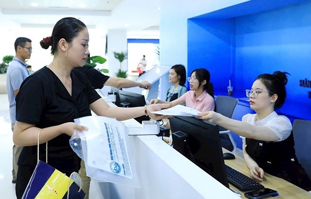 Người dân lấy số thứ tự dịch vụ công trên ứng dụng iHanoi